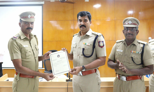 தூத்துக்குடி மாவட்டத்தில் சிறப்பாக பணியாற்றிய போலீசாருக்கு பாராட்டு சான்றிதழ் - போலீஸ் சூப்பிரண்டு பாலாஜி சரவணன் வழங்கினார்
