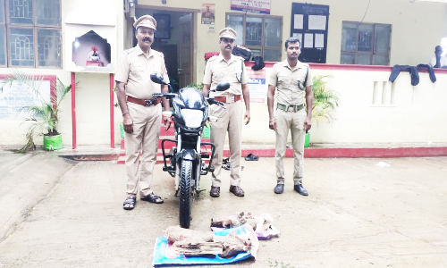 பைக்கில் கடத்திய சந்தன கட்டைகள் பறிமுதல்