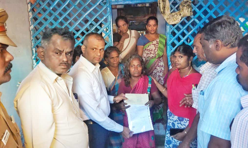 நெல்லை பேட்டையில்  கொலை செய்யப்பட்ட வாலிபரின் மனைவிக்கு அரசு பணிக்கான ஆணை