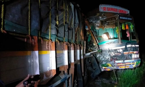 2 லாரி நேருக்கு நேர் மோதியதில் டிரைவர்கள் படுகாயம்