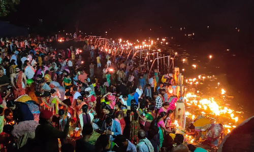 கார்த்திகை அமாவாசையையொட்டி ஏனாமில் இரவு முழுவதும் தீபம் ஏற்றி வழிபாடு