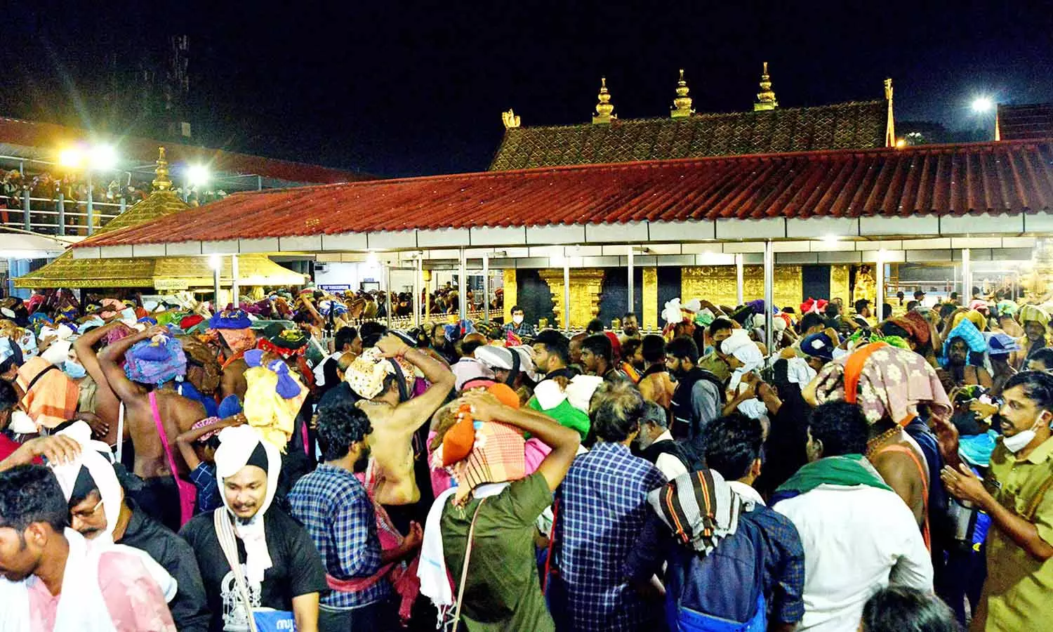 சபரிமலையில் 175 ஓட்டல்கள், கடைகளில் அதிகாரிகள் திடீர் ஆய்வு சபரிமலையில் 175 ஓட்டல்கள், கடைகளில் அதிகாரிகள் திடீர் ஆய்வு