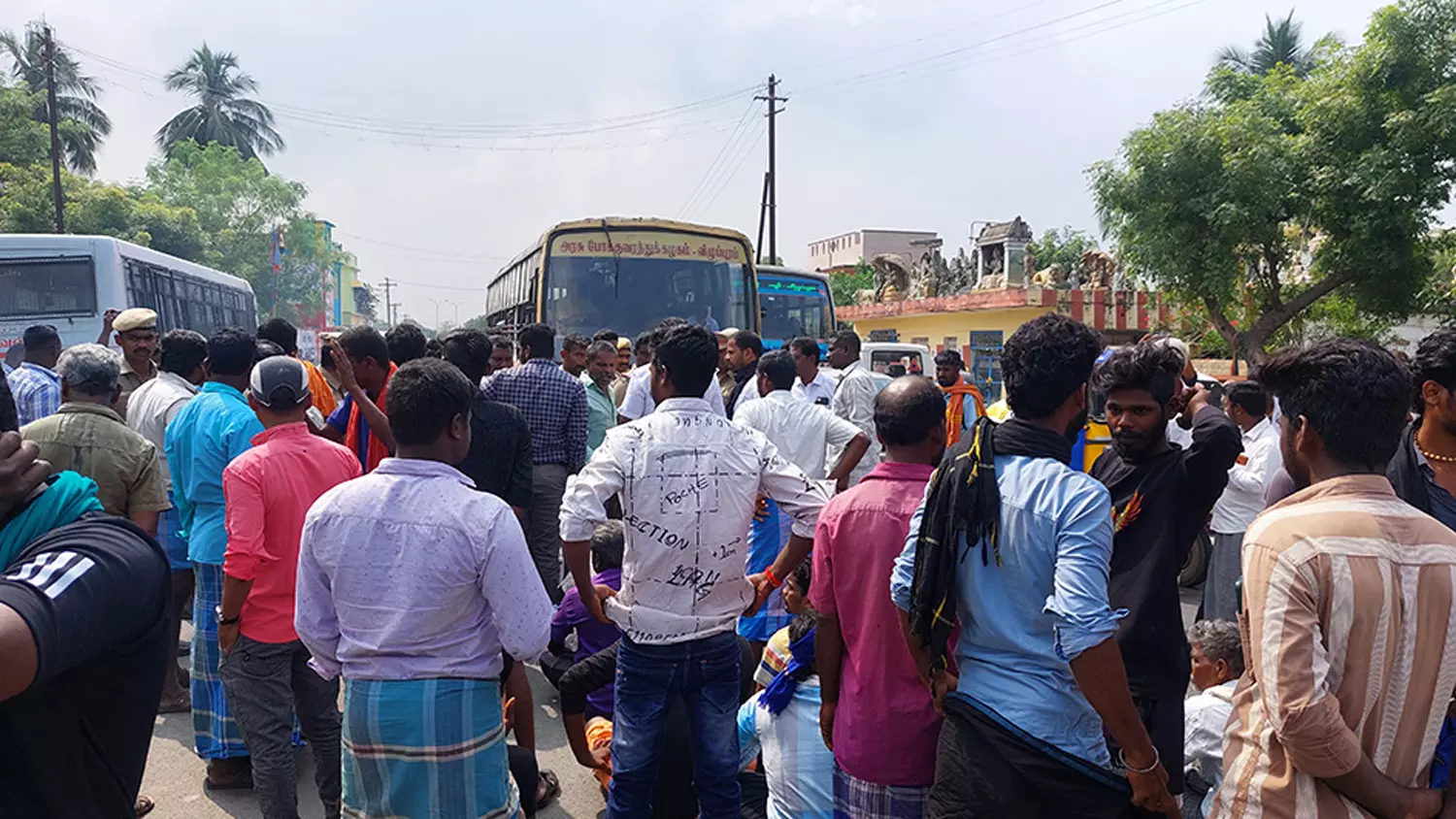 விருத்தாசலம் அருகே ஓடும் பஸ்சில்  மாணவர்கள் மோதல்
