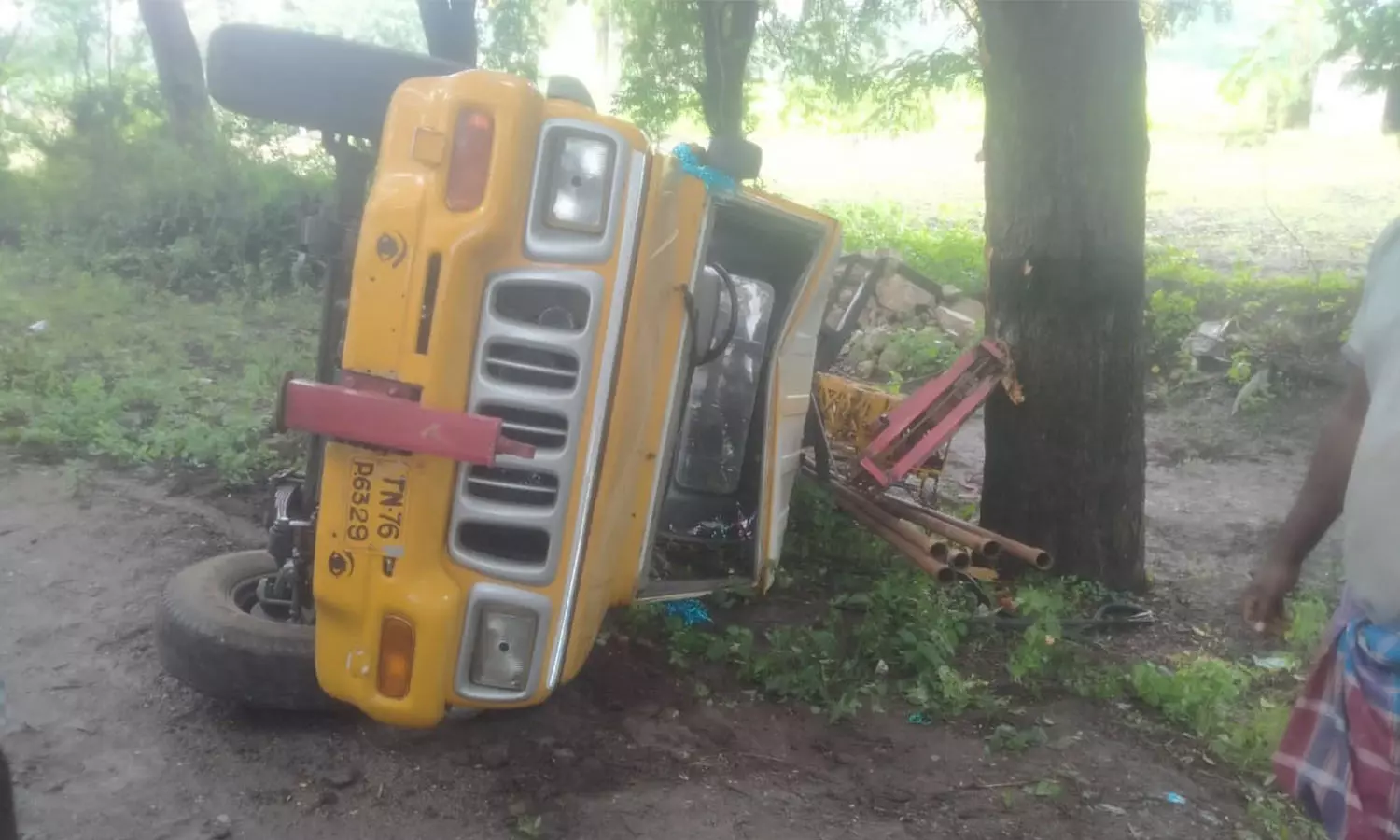 கடத்தூர் அருகே   வேன் கவிழ்ந்து விபத்து-டிரைவர் தப்பினார்