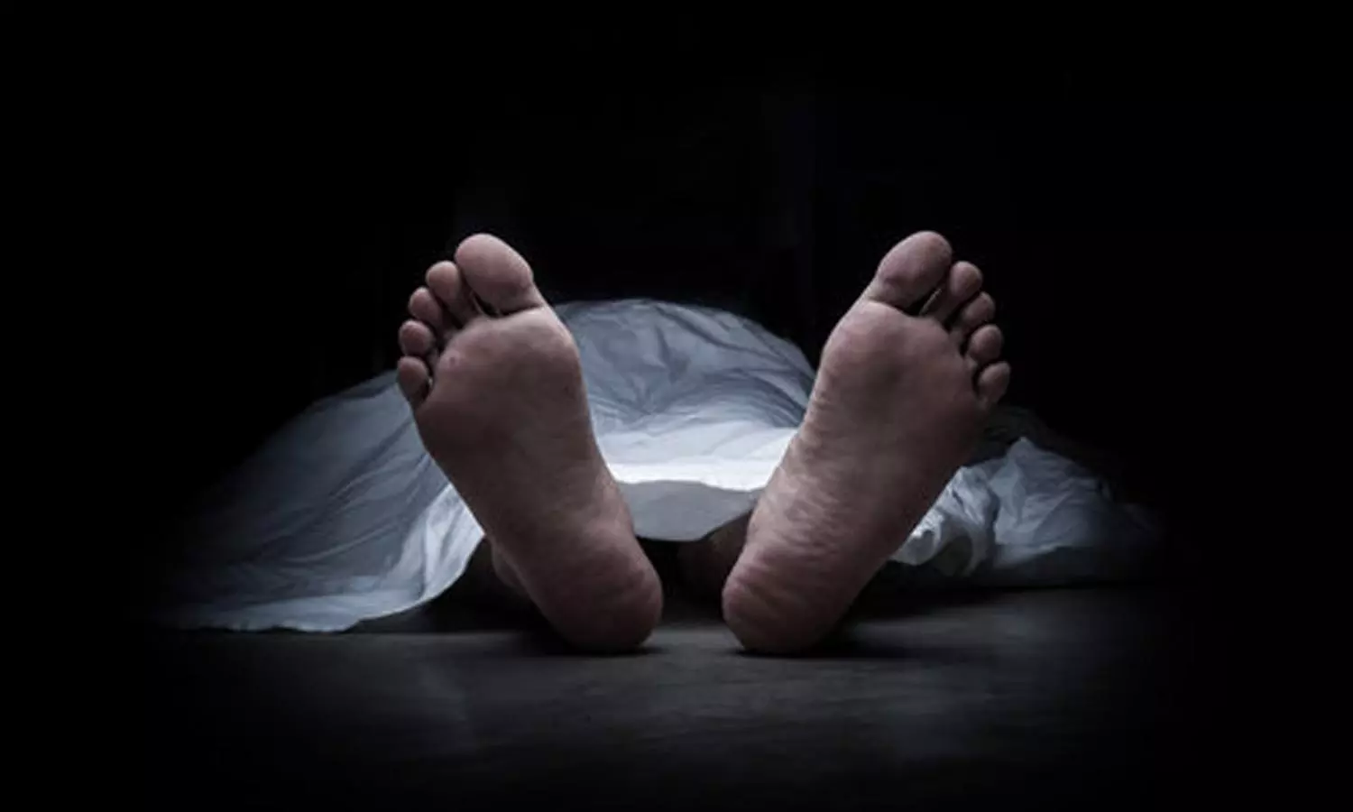 புதைக்க இடம் தர கிராம மக்கள் மறுப்பு- இறந்த பீகார் தொழிலாளியின் உடல் குடிநீர் குழாய் அருகே திறந்தவெளியில் புதைப்பு புதைக்க இடம் தர கிராம மக்கள் மறுப்பு- இறந்த பீகார் தொழிலாளியின் உடல் குடிநீர் குழாய் அருகே திறந்தவெளியில் புதைப்பு