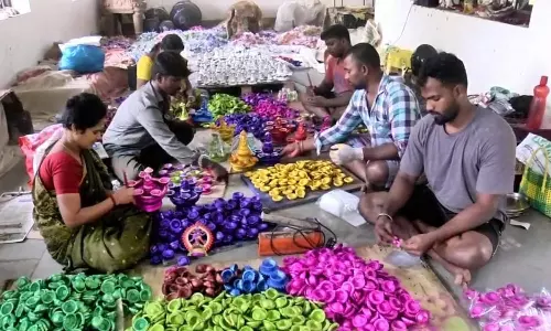 புதுவையில் கார்த்திகை தீபத்திற்காக 15 வகை அகல்விளக்குகள் தயாரிப்பு
