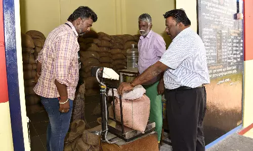 தேனி ரேசன் கடையில் கலெக்டர் திடீர் ஆய்வு