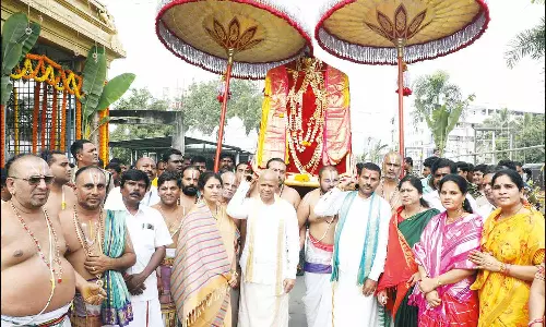 திருமலையில் இருந்து கொண்டு வரப்பட்டதங்க காசு மாலை திருச்சானூரில் ஊர்வலம்