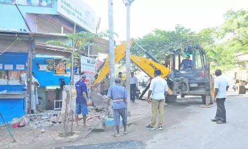 மீனாட்சிபுரம் சாலையில் ஆக்கிரமிப்பு அகற்றம்