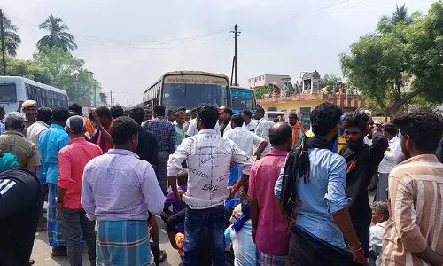 விருத்தாசலம் அருகே ஓடும் பஸ்சில்  மாணவர்கள் மோதல்