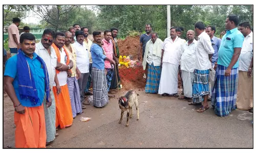 போச்சம்பள்ளி அருகே  40 ஆண்டுகளுக்கு பிறகு நிரம்பிய குள்ளனூர் சித்தேரி ஏரி  -மலர்தூவி வழிபாடு செய்த கிராம மக்கள்