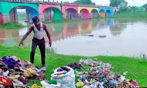 முக்கூடலில் தாமிரபரணி ஆற்றை சுத்தம் செய்யும் பணி