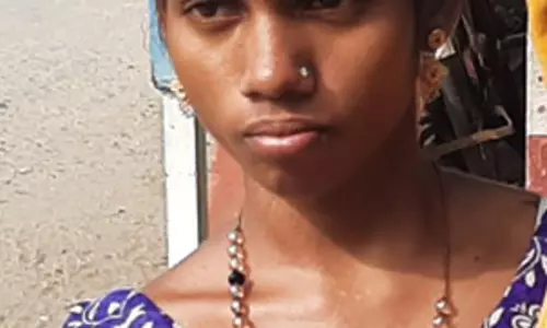 இளம் பெண் குழந்தையுடன் பெருந்துறை போலீசில் ஒப்படைப்பு