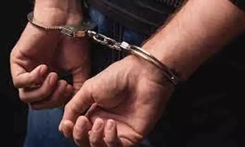 500 கிலோ புகையிலை பொருட்கள் பதுக்கி வைத்திருந்த மளிகை கடைக்காரர் கைது