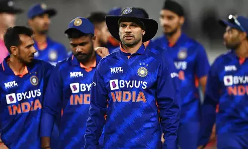 பந்துவீச்சு, பீல்டிங் இரண்டையும் இளம் வீரர்கள் மேம்படுத்த வேண்டும் - கேப்டன் தவான்