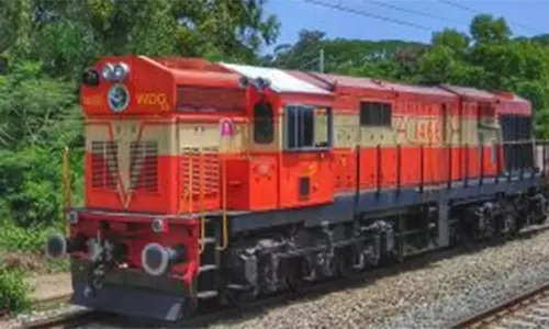 பீகாரில் ரெயில்வே யார்டுக்கு சுரங்கம் அமைத்து ரெயில் என்ஜினை திருடிய கும்பல்