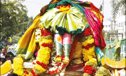 ஏழுமலையானின் தங்கப்பாதம் திருச்சானூரில் ஊர்வலம்