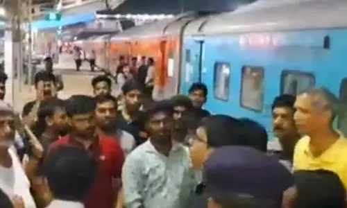 ஏ.சி. வேலை செய்யாததால் பெங்களூர்-சென்னை ரெயிலை நடுவழியில் நிறுத்தி பயணிகள் போராட்டம்