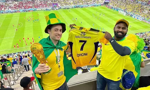 உலக கோப்பை கால்பந்து போட்டியில் டோனி ஜெர்சியுடன் வலம் வந்த ரசிகர்
