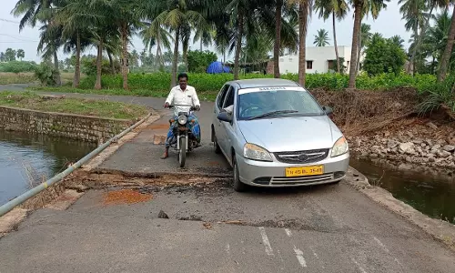 தொடர் மழையால் சேதம் அடைந்த மேல்மட்ட பாலம்