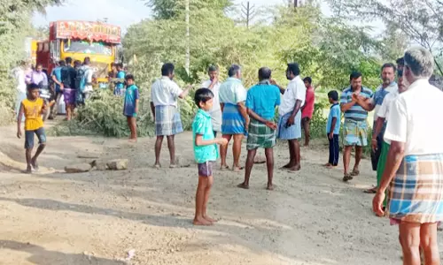 சாலையை சீரமைக்க கோரி கிராமமக்கள் சாலை மறியல்