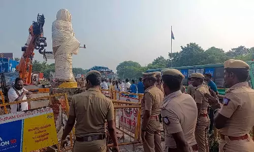 ஸ்ரீபெரும்புதூரில் இந்திராகாந்தி சிலையை அகற்ற முயற்சி- காங்கிரசார் முற்றுகை போராட்டம்