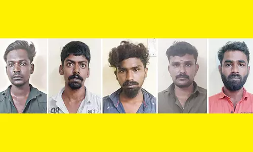 கொள்ளையடிக்க பதுங்கியிருந்த 8 பேர் கைது