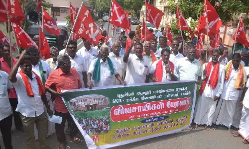 கவர்னர் மாளிகை நோக்கி விவசாயிகள் பேரணி