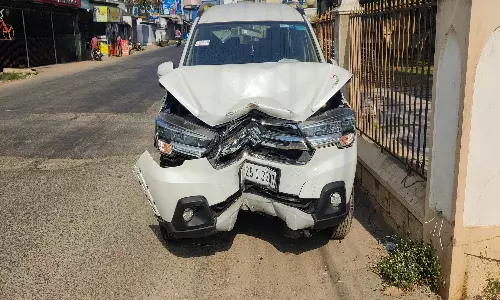 களியக்காவிளை அருகே தடுப்புச்சுவரில் கார் மோதி விபத்து