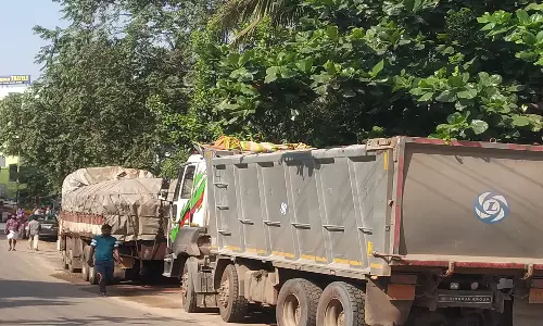 குழித்துறை அருகே அதிக பாரம் ஏற்றி சென்ற 3 கனரக லாரிகள் பறிமுதல்