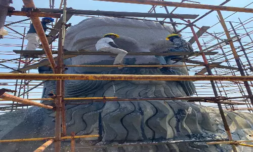 மழை ஓய்ந்ததை தொடர்ந்து கன்னியாகுமரி திருவள்ளுவர் சிலையில் காகித கூழ் பூசும்பணி தீவிரம்