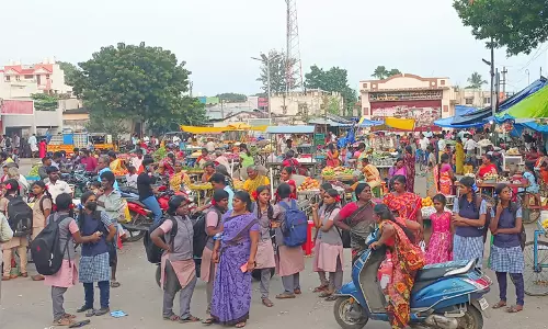திட்டக்குடி பஸ்  நிலையத்தில் தள்ளுவண்டிகள் ஆக்கிரமிப்பு
