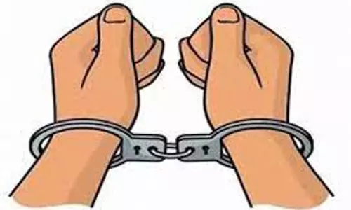 உருட்டுக்கட்டையால் பெண்ணை தாக்கியவர் கைது