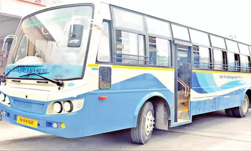 அரசு பஸ்சில் இருந்து பெண்களை நடுவழியில் இறக்கி விட்ட கண்டக்டர்