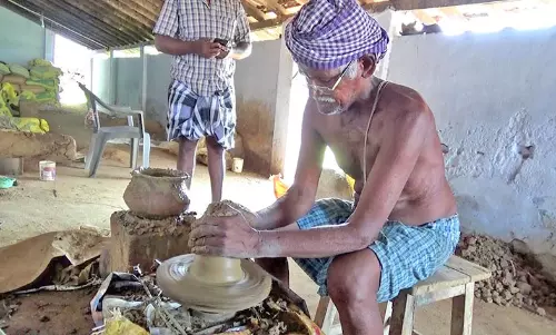 திருக்கார்த்திகையை முன்னிட்டு விளக்குகள் தயாரிக்கும் மண் கிடைக்காமல் தொழிலாளர்கள் அவதி