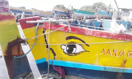 தனுஷ்கோடி அருகே ரோந்து படகு மூலம் மோதி நாட்டுப்படகை சேதப்படுத்திய இலங்கை கடற்படை