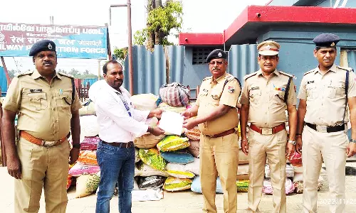 ரெயிலில் கடத்த முயன்ற 2½ டன் ரேசன் அரிசி பறிமுதல்