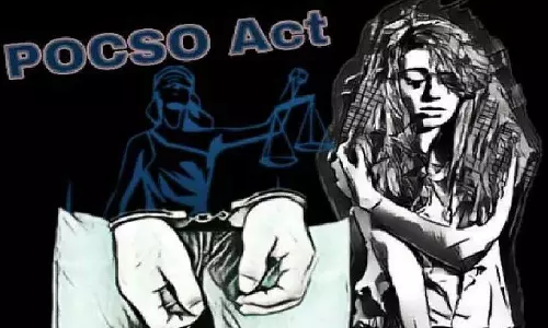 பள்ளி மாணவியை கர்ப்பமாக்கிய கல்லூரி மாணவர்