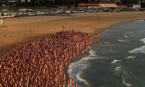 தோல் புற்றுநோய் குறித்த விழிப்புணர்வு-  கடற்கரையில் நூதன முறையில் பிரச்சாரம் செய்த மக்கள்