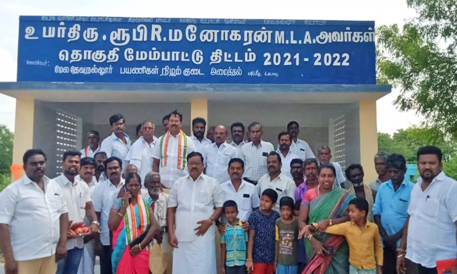 களக்காடு அருகே புதிதாக பயணிகள் நிழற்குடை- ரூபி மனோகரன் எம்.எல்.ஏ. திறந்து வைத்தார்