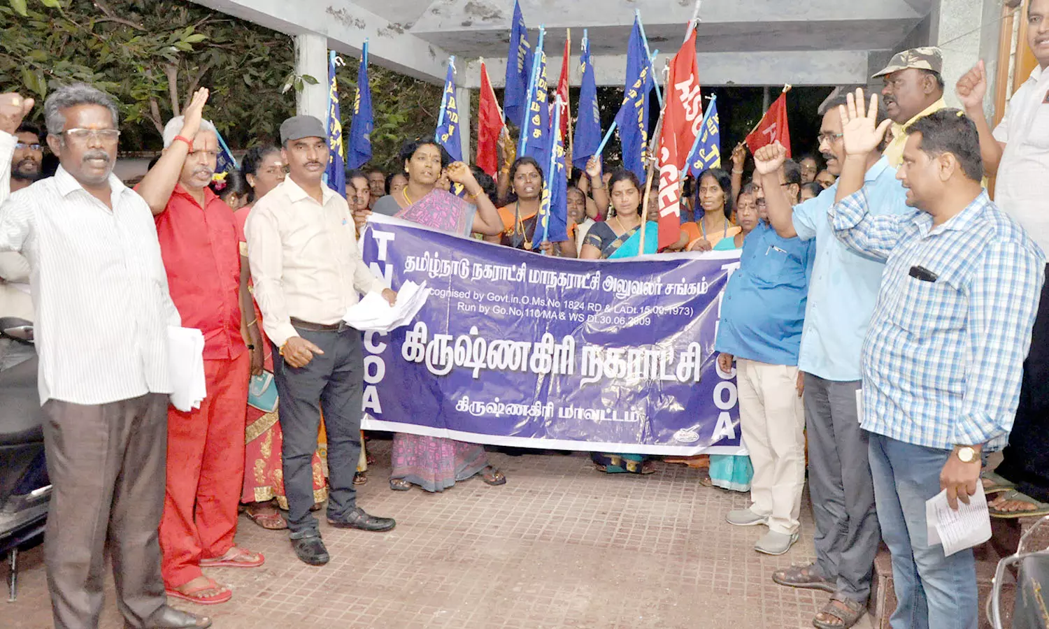 நகராட்சி, மாநகராட்சி ஊழியர்களின் ஓய்வுக்கு பிறகு கருணை அடிப்படையிலான பணி வாய்ப்புகளை வாரிசுகளுக்கு வழங்க வேண்டும் -கிருஷ்ணகிரியில் நடந்த போராட்டத்தில் கோரிக்கை நகராட்சி, மாநகராட்சி ஊழியர்களின் ஓய்வுக்கு பிறகு கருணை அடிப்படையிலான பணி வாய்ப்புகளை வாரிசுகளுக்கு வழங்க வேண்டும் -கிருஷ்ணகிரியில் நடந்த போராட்டத்தில் கோரிக்கை