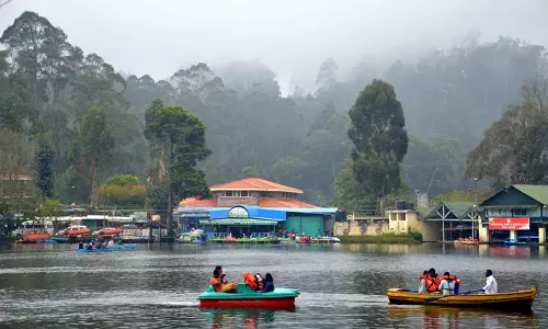 கொடைக்கானலில் இதமான சீதோஷ்ணத்தை அனுபவிக்க குவிந்த சுற்றுலா பயணிகள்