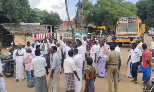 12 கிராம மக்கள் திருப்புனவாசலில்  சாலை மறியல்