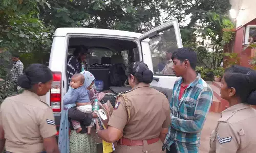 கை குழந்தைகளுடன் பிச்சை எடுத்த பெண்களிடம் போலீசார் விசாரணை