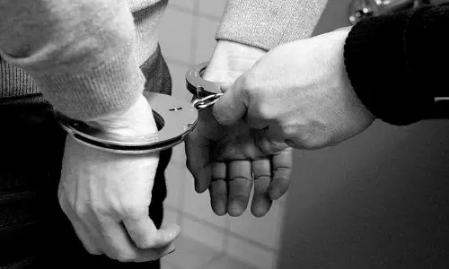 ஊத்துக்குளியில் பெண்ணிடம் நகைபறித்த 2பேர் கைது