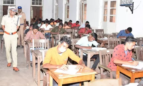 மதுரை-12 மையங்களில் போலீஸ் எழுத்து தேர்வு; 11 ஆயிரம் பேர் பங்கேற்பு