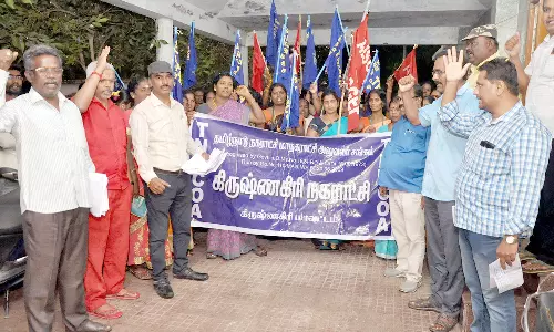 நகராட்சி, மாநகராட்சி ஊழியர்களின் ஓய்வுக்கு பிறகு   கருணை அடிப்படையிலான பணி வாய்ப்புகளை வாரிசுகளுக்கு வழங்க வேண்டும்   -கிருஷ்ணகிரியில் நடந்த போராட்டத்தில் கோரிக்கை