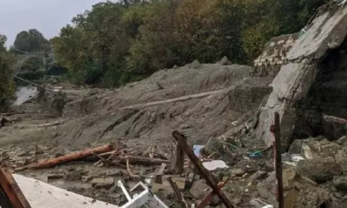 இத்தாலியில் சோகம் - நிலச்சரிவில் சிக்கி 8 பேர் பலி