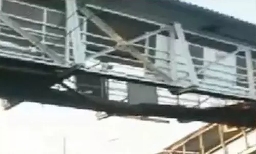 மகாராஷ்டிராவில் ரெயில்வே நடை மேம்பாலம் இடிந்து விழுந்ததால் பரபரப்பு - 4 பேர் கவலைக்கிடம்