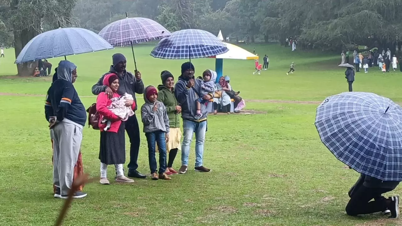 ஊட்டியில் மழையில் நனைந்தபடி சுற்றுலா தலங்களை கண்டு ரசித்த சுற்றுலா பயணிகள் ஊட்டியில் மழையில் நனைந்தபடி சுற்றுலா தலங்களை கண்டு ரசித்த சுற்றுலா பயணிகள்